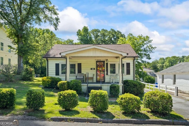 954 Bryant St SW, Conyers, GA 30012 - bungalow-style home featuring covered porch and a front yard