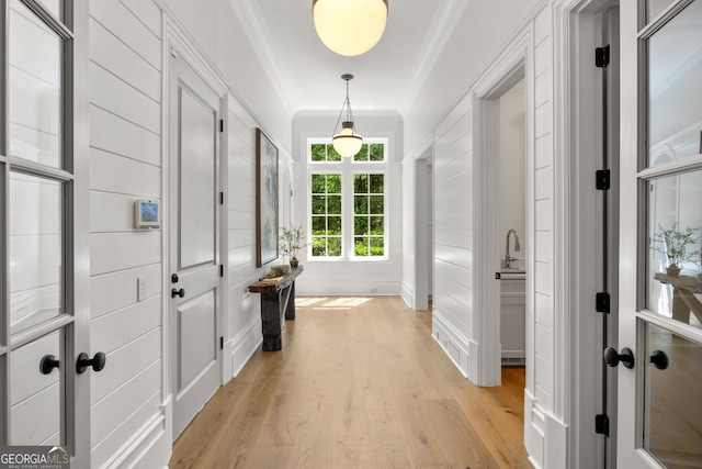 4560 Harris Trl, Atlanta, GA 30327 - entryway featuring light wood finished floors, crown molding, and baseboards