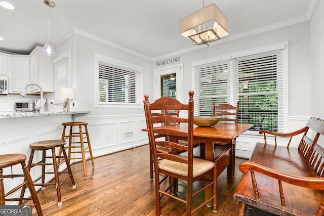 310 Medridge Dr, Alpharetta, GA 30022 - dining space featuring wood finished floors, ornamental molding, wainscoting, a decorative wall, and recessed lighting