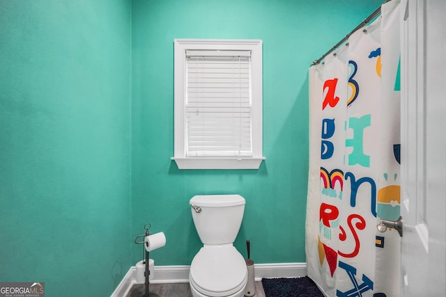 704 Branchview Ct, Mcdonough, GA 30252 - bathroom with baseboards, toilet, and a shower with shower curtain