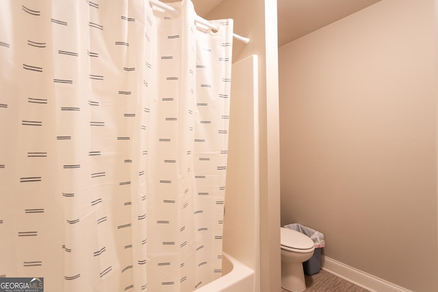 632 Creekside Trce, Covington, GA 30014 - bathroom with toilet, baseboards, shower / tub combo, and wood finished floors