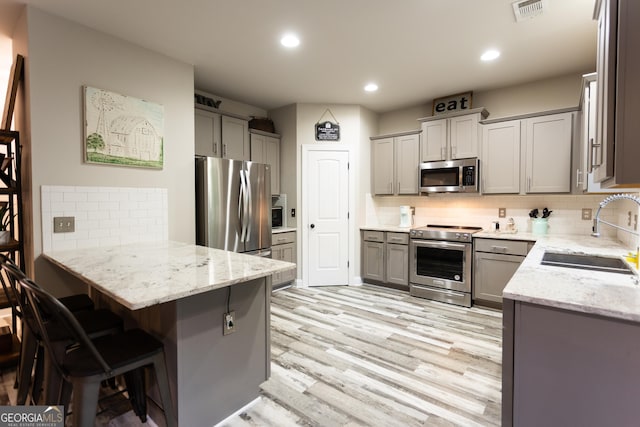 632 Creekside Trce, Covington, GA 30014 - kitchen featuring stainless steel appliances, a sink, gray cabinets, backsplash, and recessed lighting