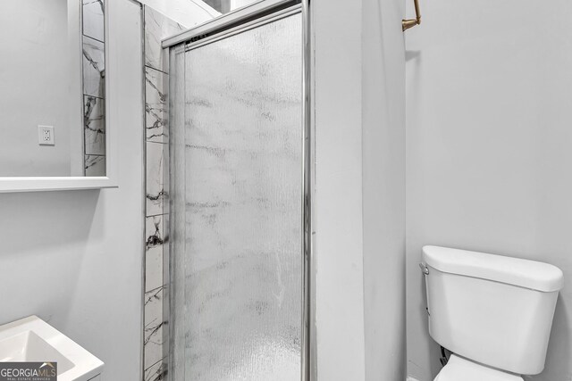 1021 Oak St SW, Atlanta, GA 30310 - full bathroom featuring a shower stall, toilet, and vanity