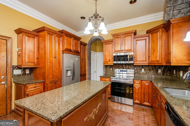 2120 Shaffer Rd, Cumming, GA 30041 - kitchen featuring appliances with stainless steel finishes, a sink, a chandelier, a center island, and decorative backsplash