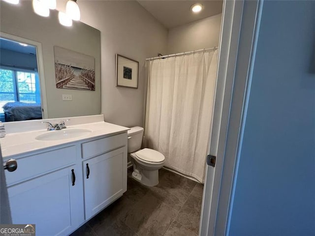 3615 Hawthorne Ter, Atlanta, GA 30337 - ensuite bathroom with toilet, vanity, a shower with curtain, and recessed lighting