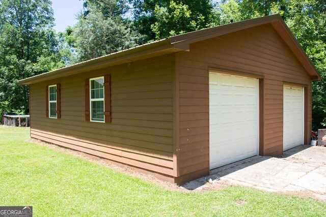 175 Briarwood Cir, Americus, GA 31709 - view of side of home featuring a detached garage, an outdoor structure, and a yard