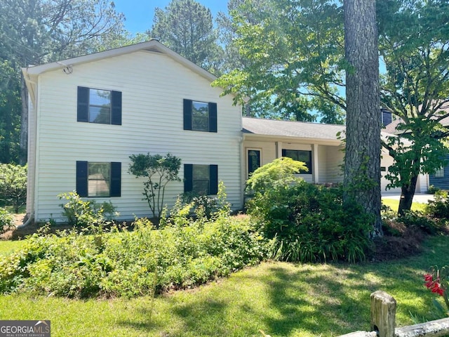 1028 Gate Post Ln, Lawrenceville, GA 30044 - tri-level home with a front lawn