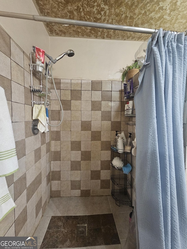 212 Hunting Ct, Jonesboro, GA 30236 - bathroom featuring a tile shower
