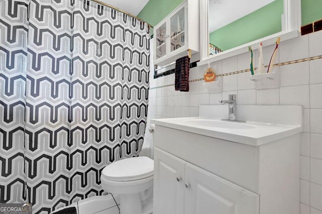 4110 Belvedere Dr, Gainesville, GA 30506 - bathroom with tile walls, curtained shower, vanity, and toilet