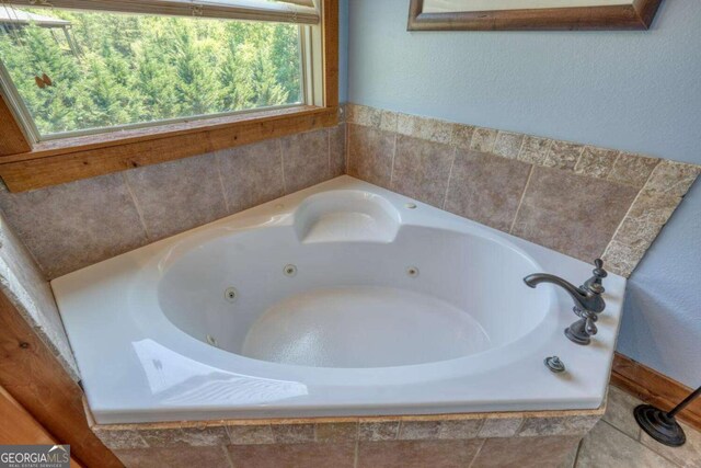 602 Mill Ridge Rd, Hiawassee, GA 30546 - bathroom featuring a jetted tub