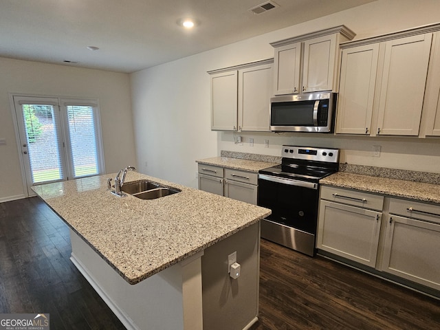 190 Hampton Cir, Mcdonough, GA 30253 - kitchen with stainless steel appliances, a sink, dark wood-style floors, an island with sink, and recessed lighting