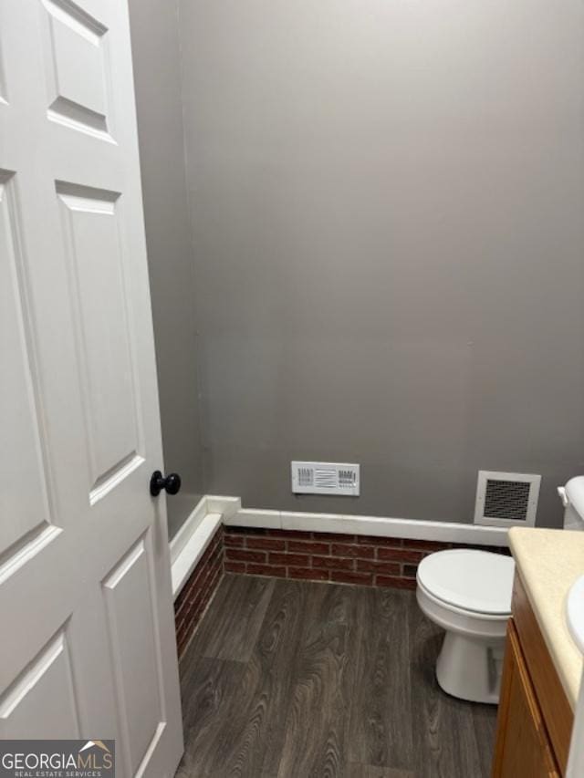 520 Campbell Rd, Cedartown, GA 30125 - bathroom with vanity, toilet, wood finished floors, and baseboards