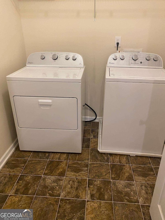 2858 Parkway Close, Lithonia, GA 30058 - laundry area with washing machine and dryer and baseboards