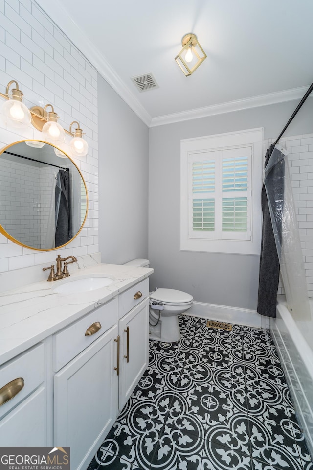 805 S Lee St, Fitzgerald, GA 31750 - full bath with crown molding, vanity, toilet, shower / bath combination with curtain, and baseboards