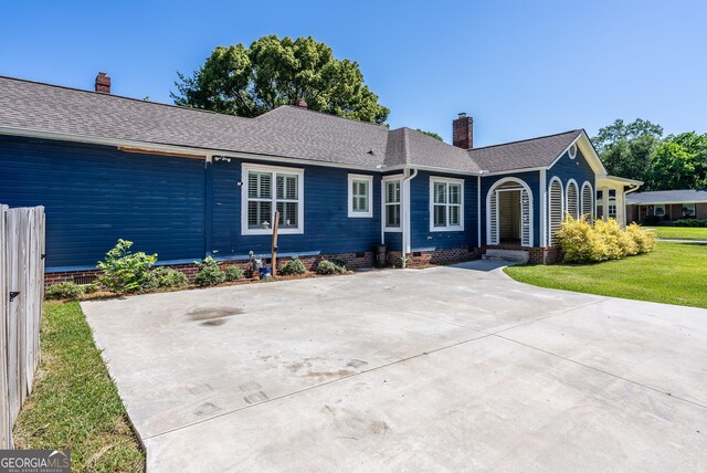 805 S Lee St, Fitzgerald, GA 31750 - ranch-style house with a chimney and a front yard