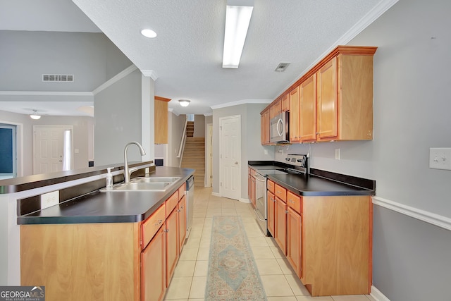 85 Parks Pl, Sharpsburg, GA 30277 - kitchen featuring stainless steel appliances, a sink, dark countertops, baseboards, and a textured ceiling