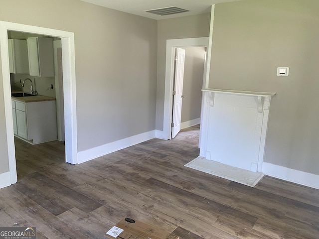 1 E 4th St, Aragon, GA 30104 - unfurnished room featuring dark wood-type flooring, baseboards, and a sink