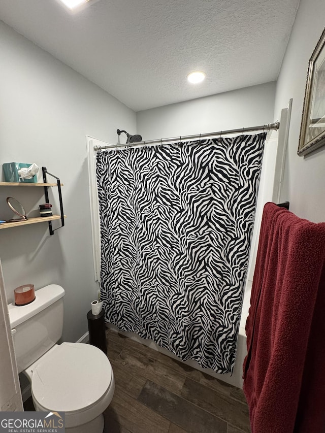 281 Cambridge Cir, Kingsland, GA 31548 - bathroom with wood finished floors, a textured ceiling, shower / tub combo with curtain, and recessed lighting