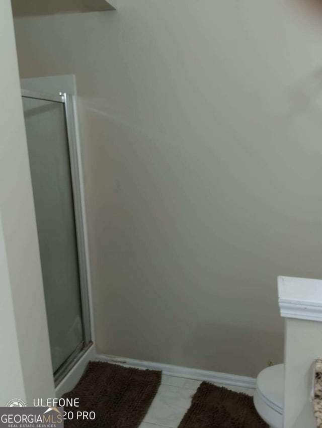 2918 Egret Ln, Austell, GA 30106 - full bathroom featuring a shower stall, toilet, and baseboards
