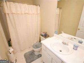 2918 Egret Ln, Austell, GA 30106 - full bath with toilet, vanity, and a shower with shower curtain