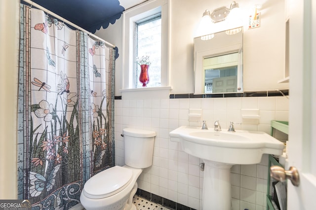 331 Corbin Ave, Macon, GA 31204 - full bathroom with tile walls, toilet, a shower with shower curtain, and wainscoting