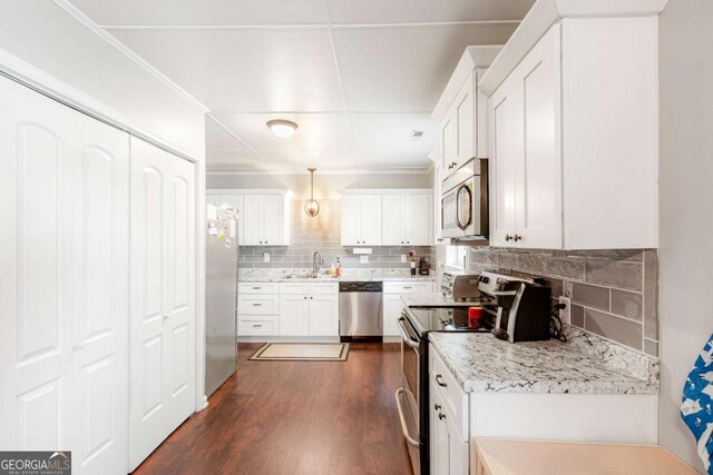 632 Lawson St, Bremen, GA 30110 - kitchen featuring stainless steel appliances, a sink, decorative backsplash, and dark wood finished floors