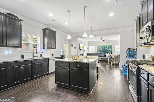 200 Cherokee Reserve Cir, Canton, GA 30115 - kitchen featuring stainless steel appliances, a sink, a kitchen island, ceiling fan, and backsplash