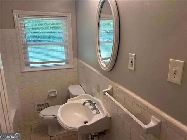 3551 Skyline Ter SW, Marietta, GA 30008 - full bathroom featuring a sink, toilet, tile walls, tile patterned floors, and a bath