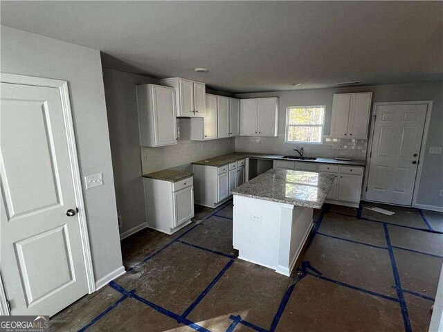 192 Paces Lakes Pt, Dallas, GA 30157 - kitchen featuring a sink, decorative backsplash, a center island, and baseboards