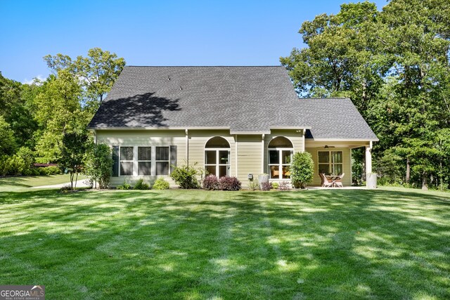 372 Abbington Way, Clarkesville, GA 30523 - view of front facade featuring ceiling fan, a front lawn, and a shingled roof