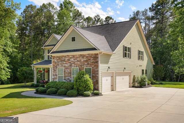 372 Abbington Way, Clarkesville, GA 30523 - view of front facade featuring an attached garage, driveway, roof with shingles, and a front yard