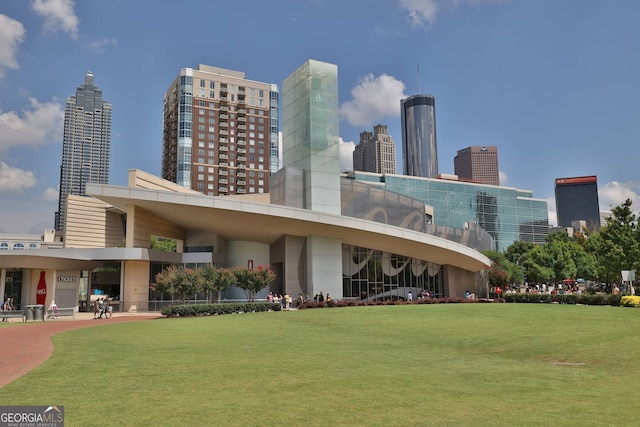 898 Oak St SW Unit 3204, Atlanta, GA 30310 - back of property featuring a yard and a skyline view