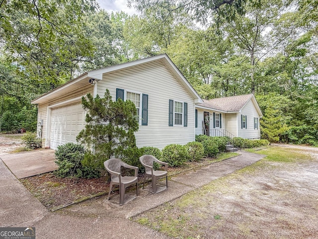 147 Glen Oaks Rd, Perry, GA 31069 - view of front of home with driveway, an attached garage, and view of scattered trees