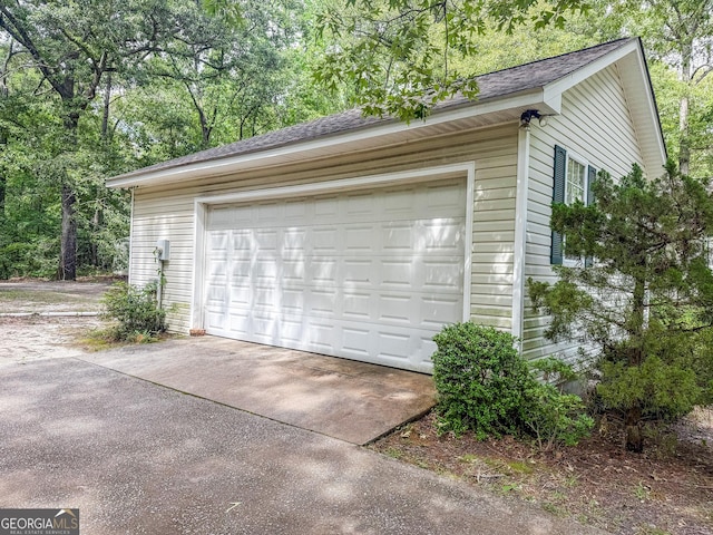 147 Glen Oaks Rd, Perry, GA 31069 - garage featuring driveway