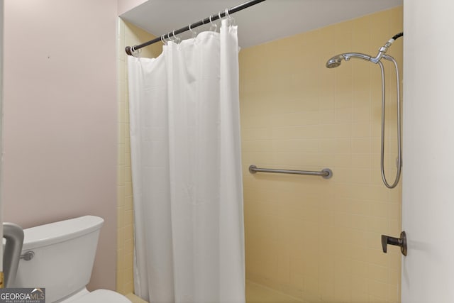 107 Linkside Dr, Saint Simons, GA 31522 - full bathroom with toilet and curtained shower