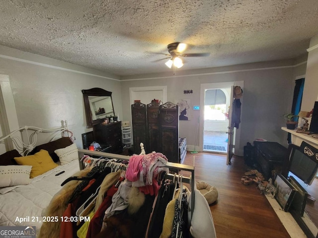 1336 Winton Ave, Macon, GA 31204 - living area featuring wood finished floors, a ceiling fan, and a textured ceiling