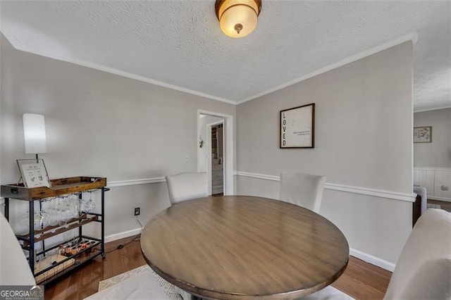 3271 Sutcliffe Rdg, Marietta, GA 30064 - dining room featuring wood finished floors, a textured ceiling, crown molding, and baseboards