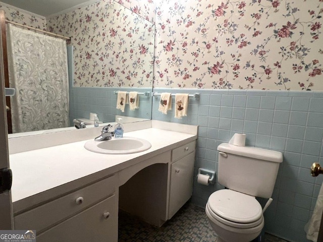 988 Hickory Ridge Dr, Macon, GA 31204 - full bath with wallpapered walls, wainscoting, vanity, ornamental molding, and a shower with shower curtain