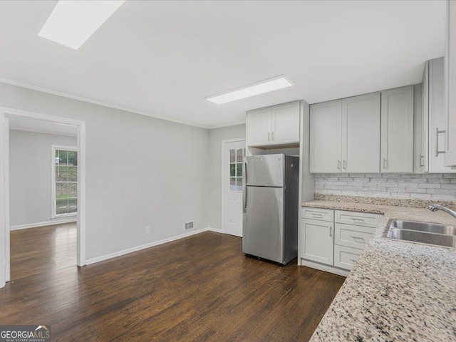 1110 Upper Hembree Rd, Roswell, GA 30076 - kitchen featuring freestanding refrigerator, a sink, dark wood-style floors, backsplash, and crown molding
