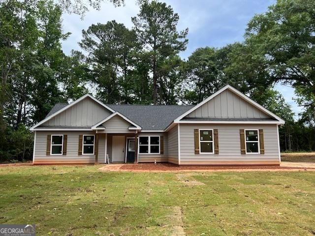 189 Warner Rd, Barnesville, GA 30204 - view of front of home featuring board and batten siding and a front yard