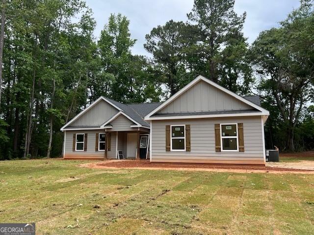 189 Warner Rd, Barnesville, GA 30204 - view of front of home with a front lawn and board and batten siding