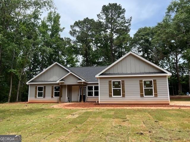 189 Warner Rd, Barnesville, GA 30204 - view of front facade with a front yard and board and batten siding