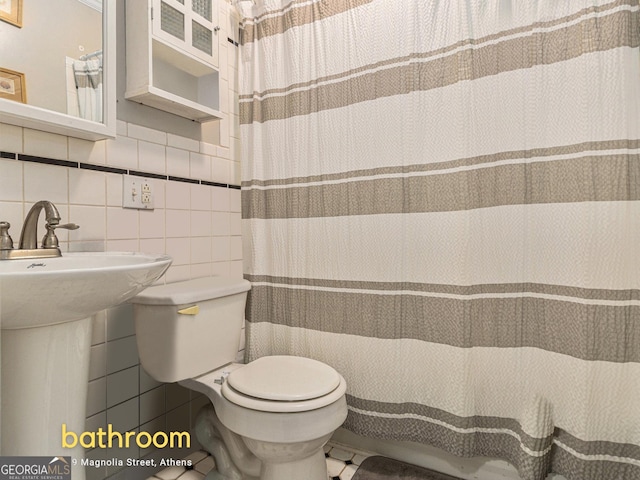 269 Magnolia St, Athens, GA 30606 - bathroom featuring tile walls, a shower with curtain, and backsplash