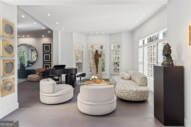 8610 Sentinae Chase Dr, Roswell, GA 30076 - living area featuring recessed lighting