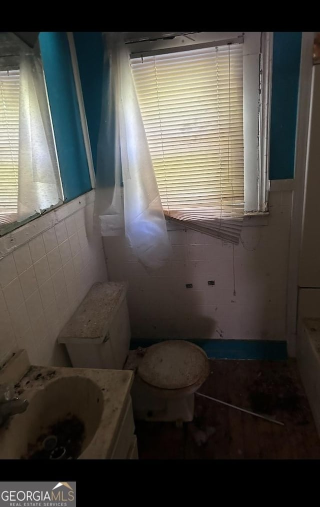 964 Ponce De Leon Cir, Macon, GA 31206 - bathroom with vanity, toilet, and tile walls