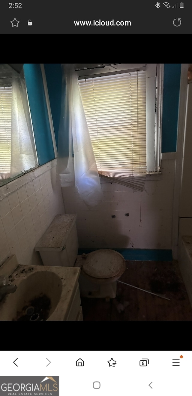 964 Ponce De Leon Cir, Macon, GA 31206 - bathroom with vanity, toilet, and tile walls