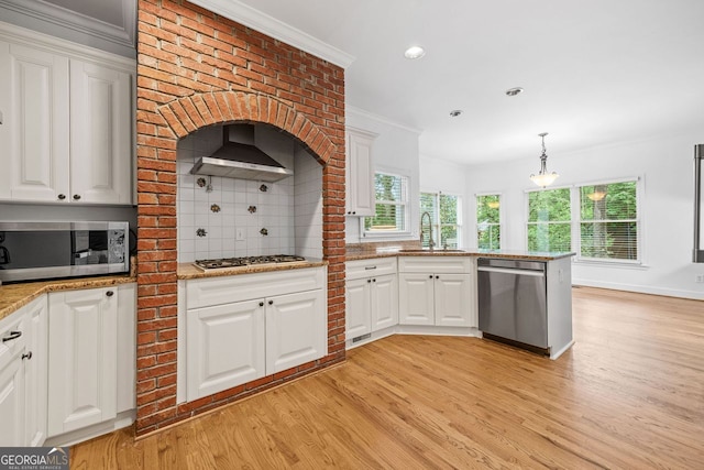 5190 Beech Forest Dr, Lilburn, GA 30047 - kitchen with appliances with stainless steel finishes, a sink, light wood-style flooring, tasteful backsplash, and a peninsula