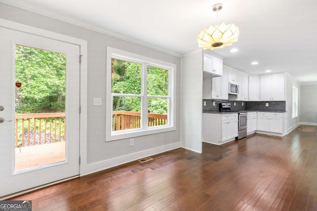 347 Chip Rd, Stone Mountain, GA 30087 - kitchen with stainless steel electric range oven, crown molding, white cabinetry, backsplash, and dark wood-type flooring