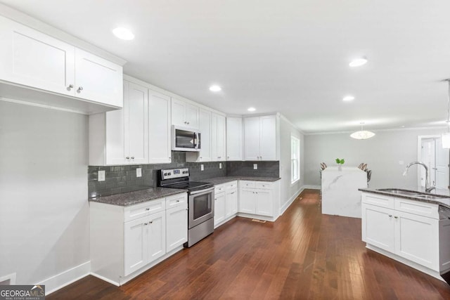 347 Chip Rd, Stone Mountain, GA 30087 - kitchen with stainless steel appliances, a sink, baseboards, dark wood-style flooring, and recessed lighting