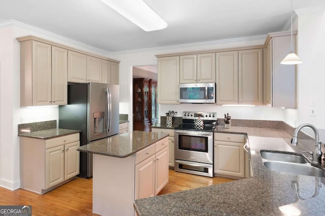 206 Kingsley Way, Woodstock, GA 30188 - kitchen with appliances with stainless steel finishes, a sink, cream cabinets, and crown molding